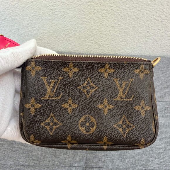 Louis Vuitton Mini Pochette Accessoires Monogram Christmas Animation Pouch - Picture 13 of 13
